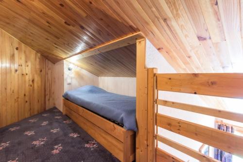 - un petit lit dans une cabane en bois dotée d'un plafond en bois dans l'établissement Résidence Le Tetras Lyre - Au pied du télécabine magnifique appartement MAE-7651, à Aime La Plagne