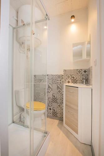 une salle de bain avec toilettes et douche en verre dans l'établissement Le Bellamy - T2 Cosy et paisible, à Nantes