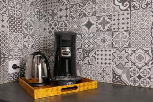 Příslušenství pro přípravu čaje a kávy v ubytování Le Bellamy - T2 Cosy et paisible