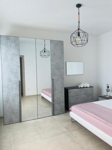 Un dormitorio con una cama y una pared de cristal. en Kalispera Appartamenti, en Porto SantʼElpidio