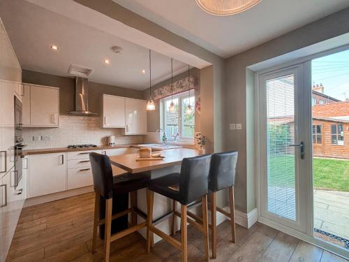 Kuchyň nebo kuchyňský kout v ubytování Number Seven Hornsea pet friendly holiday home