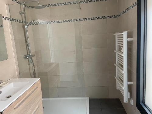 une salle de bain avec douche et lavabo dans l'établissement mini villa duplex Bonifacio 70m2, à Bonifacio