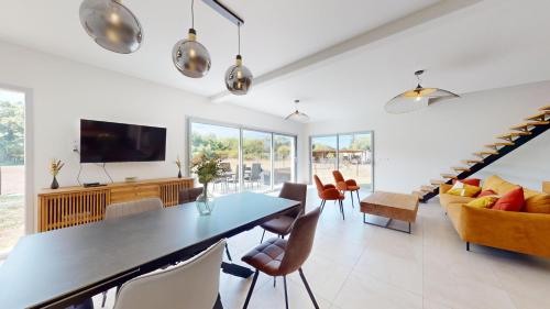 Μια τηλεόραση ή/και κέντρο ψυχαγωγίας στο Villa des Grands Crus 5 suites Calme NoFête