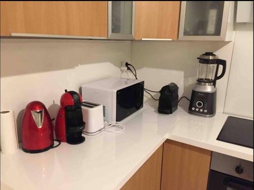un comptoir de cuisine avec un four micro-ondes et un mixeur dans l'établissement Chambre double sdt2, à Longjumeau