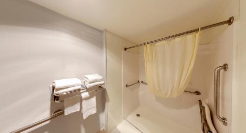 a bathroom with a shower and a shower curtain at Hotel Mira Vista in El Cerrito