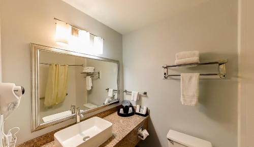 a bathroom with a sink and a mirror at Hotel Mira Vista in El Cerrito