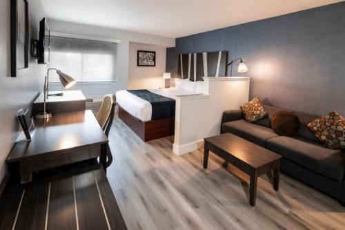 a small living room with a bed and a couch at Hotel Mira Vista in El Cerrito