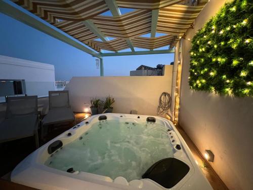 une baignoire jacuzzi sur le toit d'une maison dans l'établissement Amazing 4-bedroom Sliema Town House with Jacuzzi, à Sliema