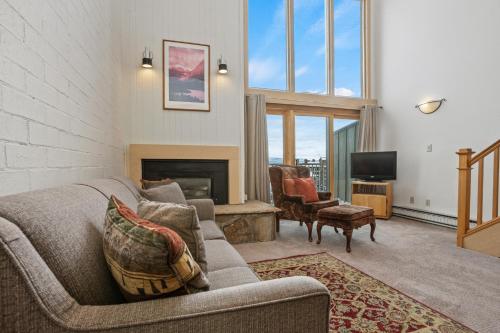 スティームボート・スプリングズにある2 Outdoor Hot Tubs, Great Views, Two Bedrooms Plus Loftのソファと暖炉のあるリビングルーム