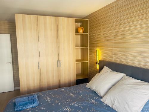 - une chambre avec un lit, un placard et un sidx dans l'établissement 4P luxe 200m de Paris vue Sacré Cœur, à Saint-Ouen