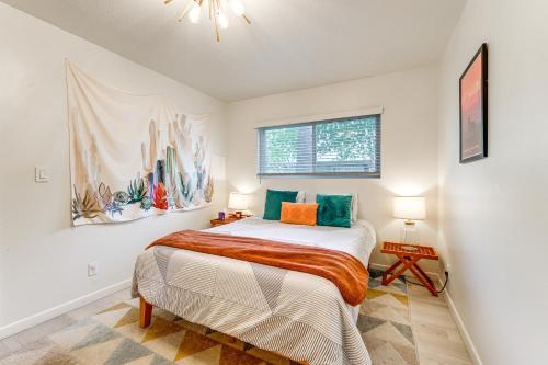 Postel nebo postele na pokoji v ubytování Walk to Old Town Chic Scottsdale Condo with Pool!