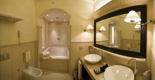 Et badeværelse på Palazzo Gattini Luxury Hotel