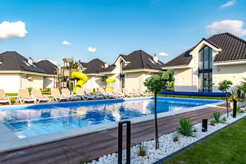 Family Resort Ustka - Domki dwupoziomowe z basenem