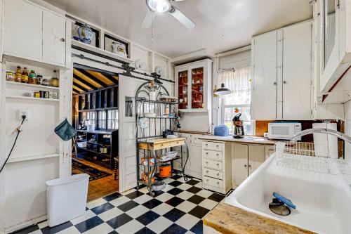 O bucătărie sau chicinetă la Antique Lake Front Getaway- The Lake House