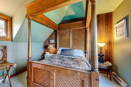Un pat sau paturi într-o cameră la Antique Lake Front Getaway- The Lake House