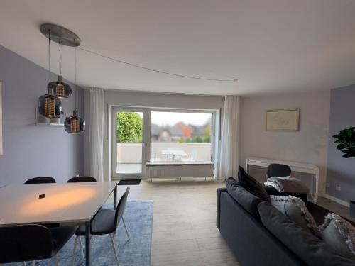 a living room with a couch and a table at Ruheoase 100 qm & hochwertige Vollausstattung in Jülich