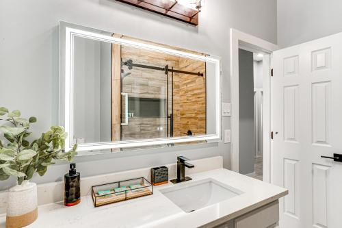 Ένα μπάνιο στο Haltom City Home with Patio about 11 Mi to Fort Worth!