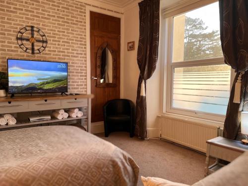 TV a/nebo společenská místnost v ubytování Charming, Cozy Apartment, 2 mins from the Beach