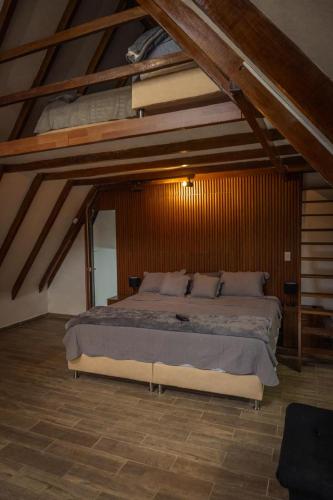 a bedroom with a large bed in a attic at Cabaña333 in Guatapé