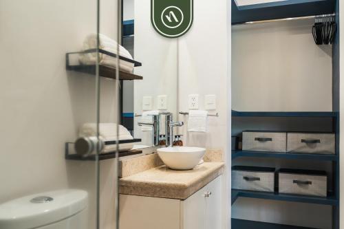 Bilik mandi di Two Story 2 BR Condo with Patio in Roma Norte