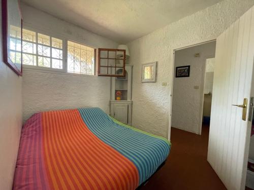 - une chambre avec un lit coloré dans l'établissement Appartement cosy avec piscine et tennis, 6 couchages - Argeles Plage - FR-1-309-479, à Argelès-sur-Mer