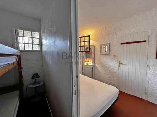 - une petite chambre avec un lit et une échelle dans l'établissement Appartement cosy avec piscine et tennis, 6 couchages - Argeles Plage - FR-1-309-479, à Argelès-sur-Mer