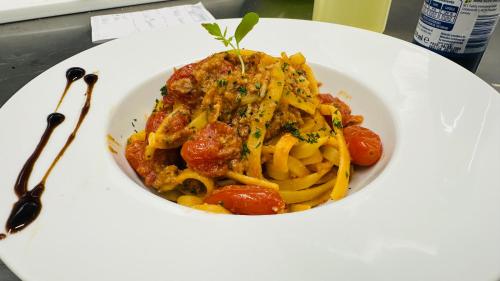 ホテルの敷地内または近くでの食事または食べ物