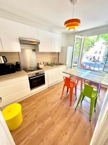 - une cuisine avec une table et quatre chaises dans l'établissement Evasion dépaysante Canal du Midi La vie en couleur, à Castelnaudary