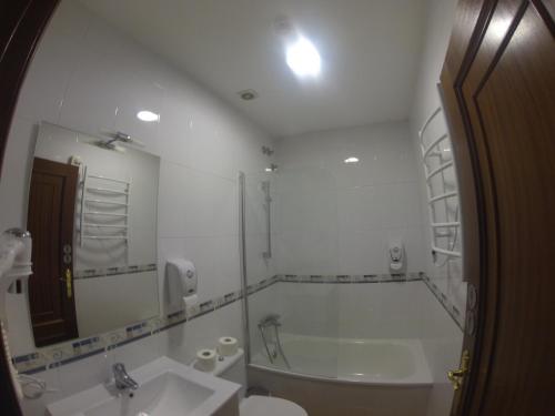 A bathroom at Inicia Casas Reales