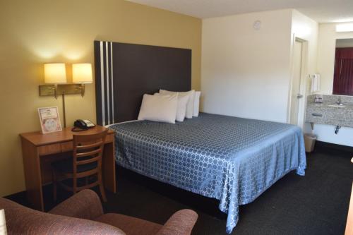 Ένα ή περισσότερα κρεβάτια σε δωμάτιο στο Value Inn - Livonia