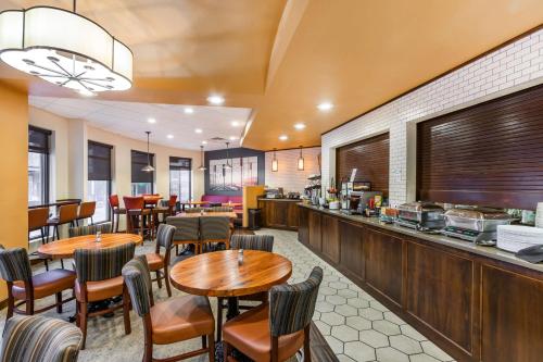 Best Western Premier Helena Great Northern Hotel في هيلينا: مطعم به طاولات وكراسي ومنضدة