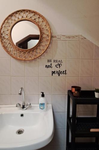 ein Badezimmer mit Waschbecken und Spiegel an der Wand in der Unterkunft Smallfunnyworld Brussels in Brüssel