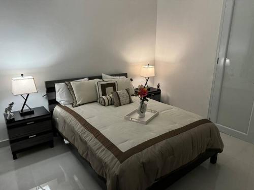 Postel nebo postele na pokoji v ubytování Casa Mi Luz Ilumina tu Estancia con Elegancia y Confort en San Juan
