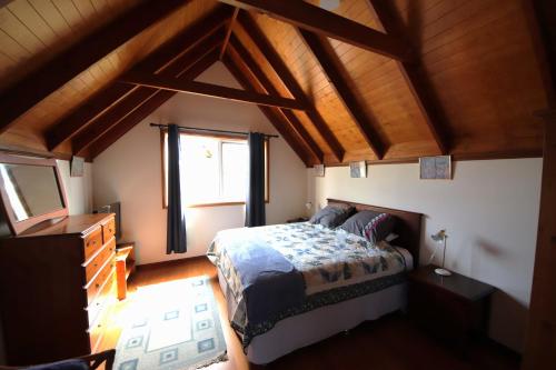 une chambre avec un grand lit et une fenêtre dans l'établissement Kookaburra Cottage 71 Straight St HH, à Hat Head