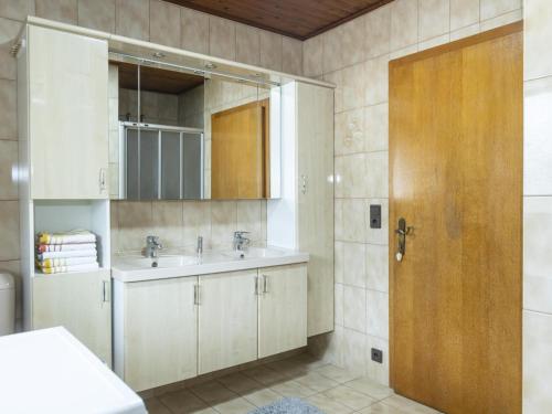 un bagno con lavandino e specchio di Bei Steiner a Wörgl