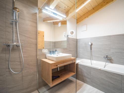 ein Badezimmer mit Waschbecken und Dusche in der Unterkunft Chalet Pettneu am Arlberg - Top 4 in Pettneu am Arlberg