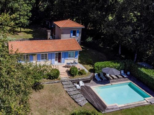une vue aérienne d'une maison avec piscine dans l'établissement La Maison sur la Colline, à Aubeterre-sur-Dronne
