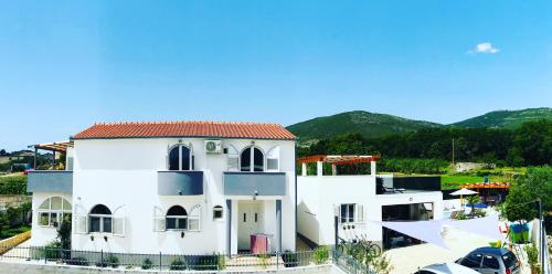 Family friendly house with a swimming pool Kastel Novi, Kastela - 19116