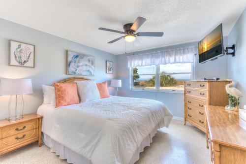 Ένα ή περισσότερα κρεβάτια σε δωμάτιο στο Gulf Breeze - Gulf Front Monthly Rental