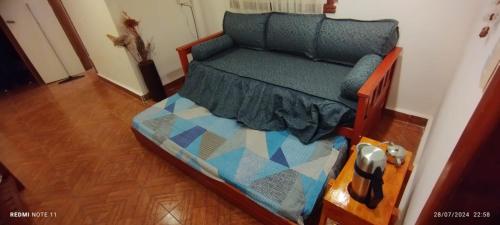 ein kleines Bett in einem Zimmer mit in der Unterkunft Departamento Centrico Cordoba in Cordoba