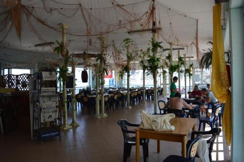 un ristorante con tavoli e persone sedute ai tavoli di Village GEMINI a Peschici
