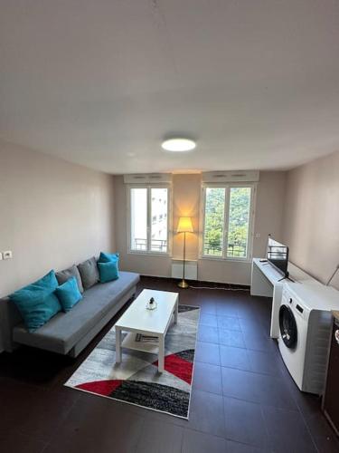 un salon avec un canapé et une télévision dans l'établissement Superbe appartement terrasse, à Paris