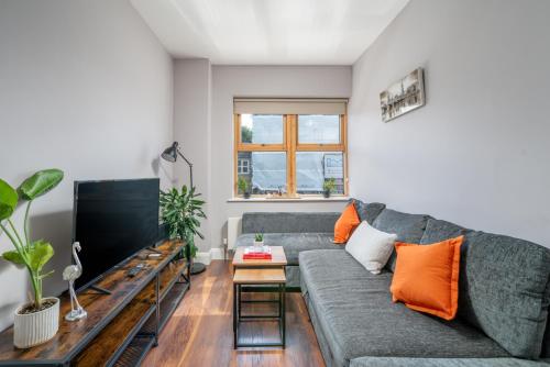 a living room with a couch and a tv at Watford Junction 2 bedrooms Apartment, Free,Parking, Warner Bro nearby -15 mins to Central London in Watford
