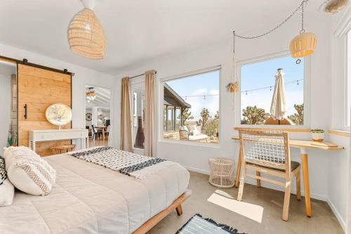 Una cama o camas en una habitación de Stargazing - Cowboy Pool - Spa - Firepit - Views - Hike