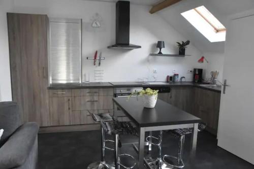 Kuchyň nebo kuchyňský kout v ubytování Appartement cosy à la campagne