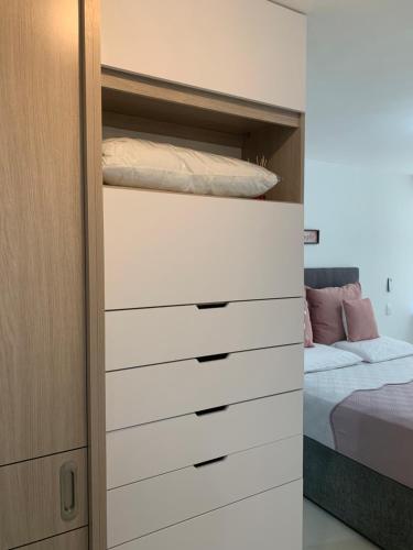 a bedroom with a bed and a white dresser at Espectacular apartamento en Ricaurte con BBQ in Ricaurte