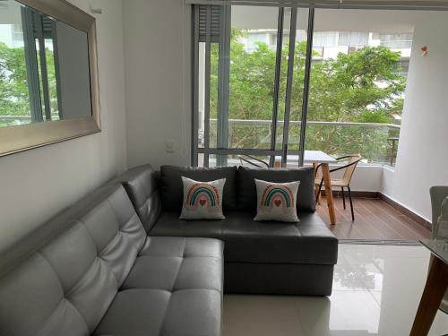 a living room with a couch and a table at Espectacular apartamento en Ricaurte con BBQ in Ricaurte