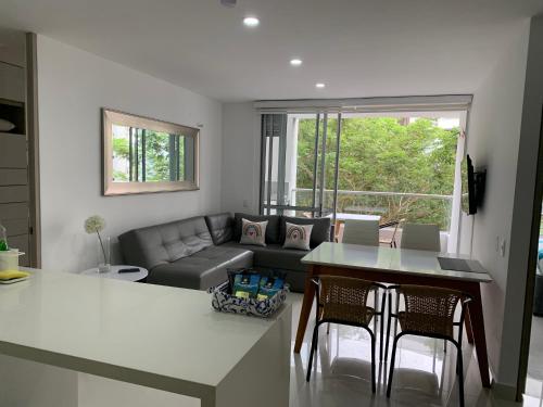 a living room with a couch and a table at Espectacular apartamento en Ricaurte con BBQ in Ricaurte