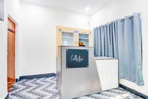 eine Küche mit Kühlschrank in einem Zimmer in der Unterkunft Super Collection O SS BLUE INN in Hyderabad