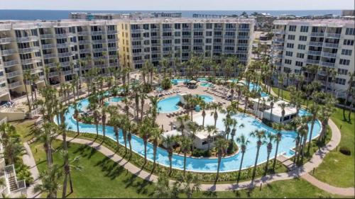 Bazén v ubytování Destin West Resort - Gulfside 405 Ocean View and Free Beach Chairs nebo v jeho okolí
